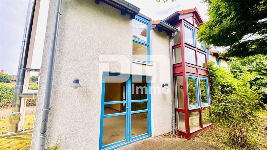 (R)eserviert!Schönes modern geschnittenes Einfamilienhaus mit Garage und großem Grundstück - Seitenansicht